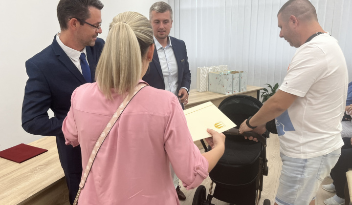 9. fotografia fotogalérie Kultúrno-spoločenské a športové aktivity / Na obrade uvítania detí sme prijali 17 nových obyvateľov nášho sídliska - foto