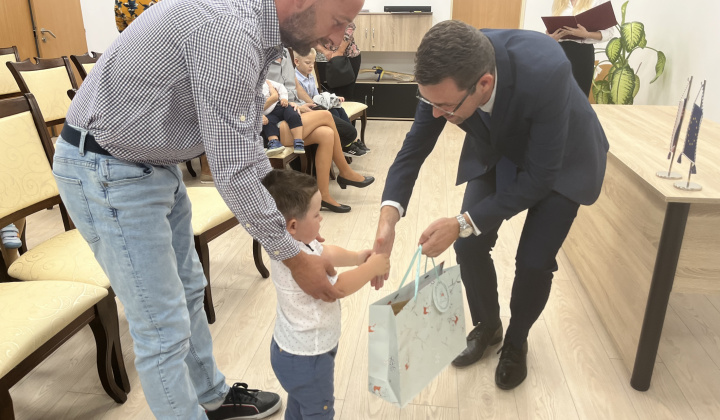 10. fotografia fotogalérie Kultúrno-spoločenské a športové aktivity / Na obrade uvítania detí sme prijali 17 nových obyvateľov nášho sídliska - foto