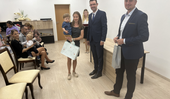 11. fotografia fotogalérie Kultúrno-spoločenské a športové aktivity / Na obrade uvítania detí sme prijali 17 nových obyvateľov nášho sídliska - foto
