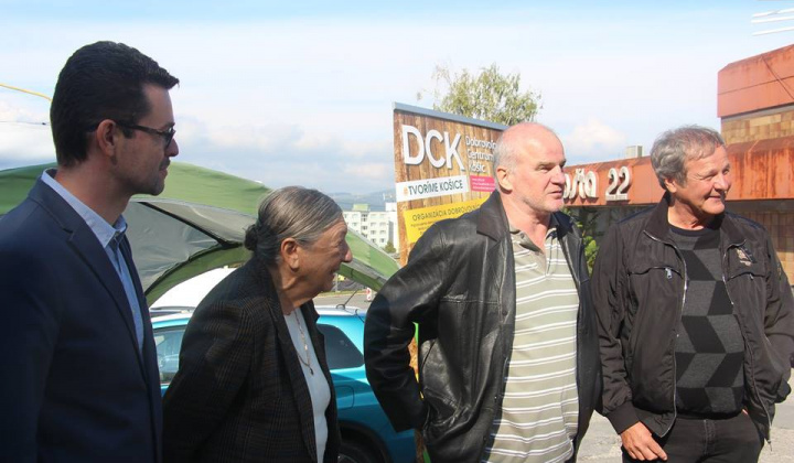 1. fotografia fotogalérie Kultúrno-spoločenské a športové aktivity / Týždeň dobrovoľníctva - maľovanie športových legiend - foto