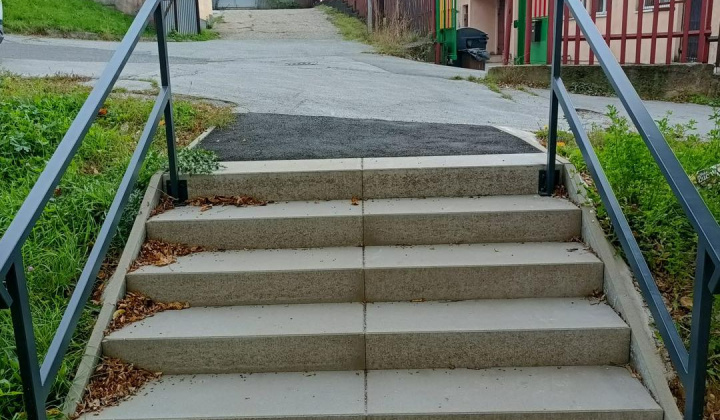 8. fotografia fotogalérie Aktuality / Opravy schodísk na Furči: čo sa tento rok podarilo - foto