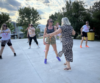 Aktuality / Na Furči to v sobotu žilo hudbou aj tancom pod holým nebom - foto