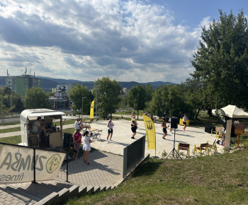 Aktuality / Na Furči to v sobotu žilo hudbou aj tancom pod holým nebom - foto