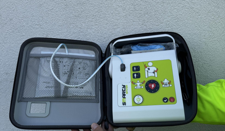 2. fotografia fotogalérie Projekty MČ z externých zdrojov / Nákup automatických externých defibrilátorov so skrinkou a alarmom. Výzva: DS/2024 – Sociálne veci a zdravotníctvo (DS/283/2024) - foto