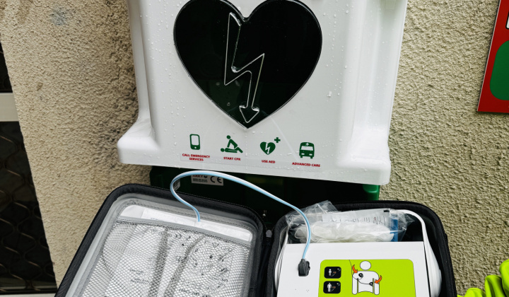 5. fotografia fotogalérie Projekty MČ z externých zdrojov / Nákup automatického externého defibrilátora so skrinkou a alarmom. Výzva: DS/2023 – Sociálne veci a zdravotníctvo (DS/407/2023) - foto