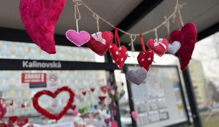 1. fotografia fotogalérie Aktuality / Sídlisko Furča premenilo zastávky MHD na „zamilované“ - foto