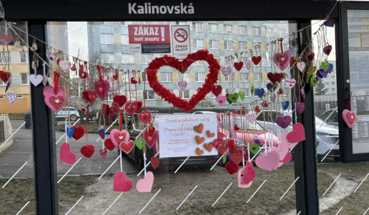 2. fotografia fotogalérie Aktuality / Sídlisko Furča premenilo zastávky MHD na „zamilované“ - foto