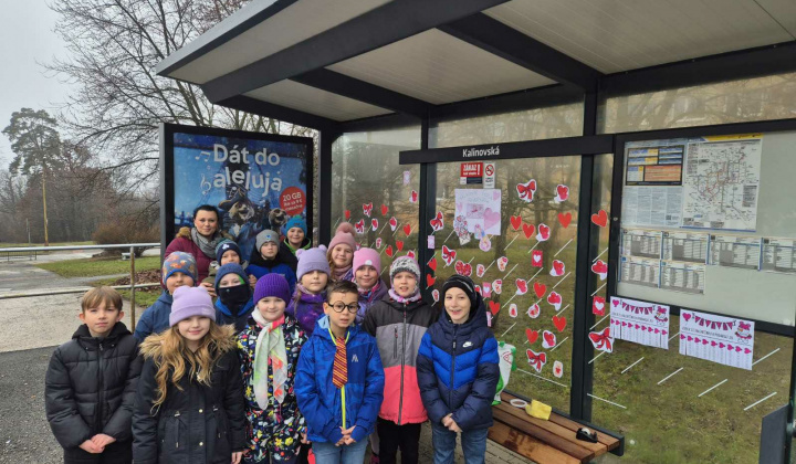 3. fotografia fotogalérie Aktuality / Sídlisko Furča premenilo zastávky MHD na „zamilované“ - foto