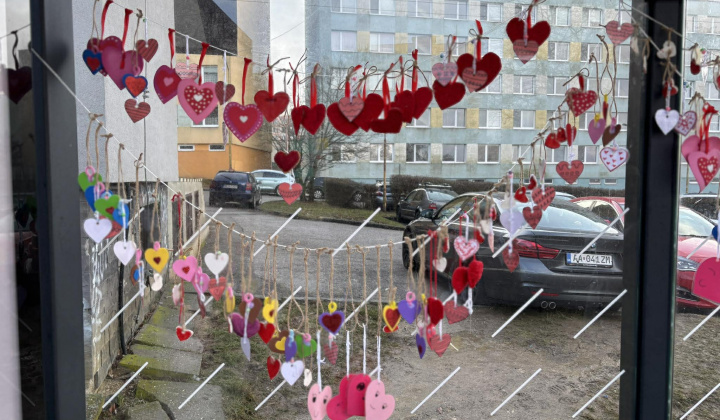 4. fotografia fotogalérie Aktuality / Sídlisko Furča premenilo zastávky MHD na „zamilované“ - foto