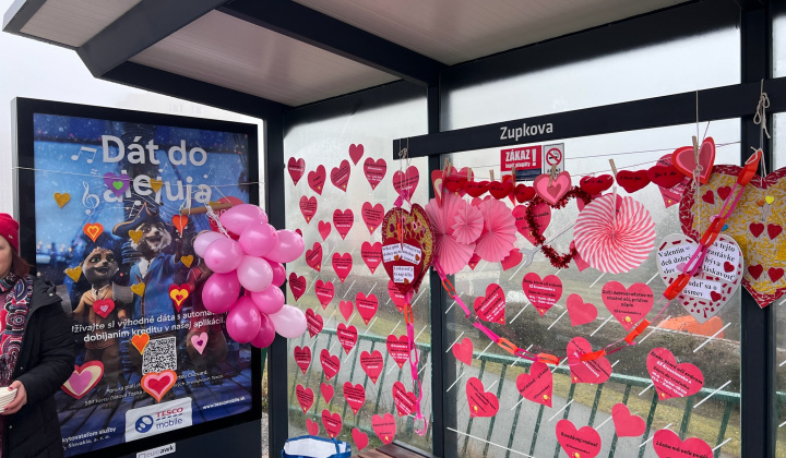 5. fotografia fotogalérie Aktuality / Sídlisko Furča premenilo zastávky MHD na „zamilované“ - foto