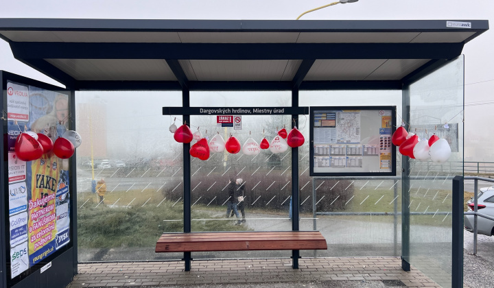 6. fotografia fotogalérie Aktuality / Sídlisko Furča premenilo zastávky MHD na „zamilované“ - foto