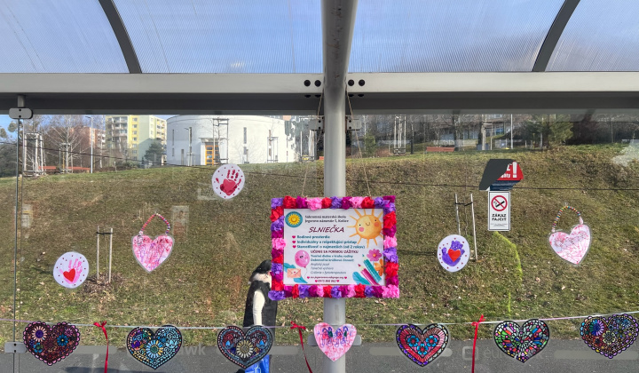15. fotografia fotogalérie Aktuality / Sídlisko Furča premenilo zastávky MHD na „zamilované“ - foto