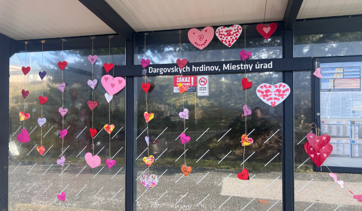 17. fotografia fotogalérie Aktuality / Sídlisko Furča premenilo zastávky MHD na „zamilované“ - foto