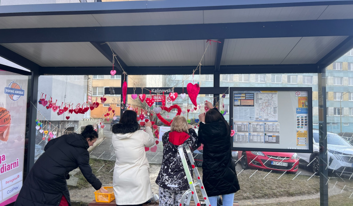 18. fotografia fotogalérie Aktuality / Sídlisko Furča premenilo zastávky MHD na „zamilované“ - foto