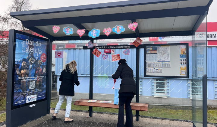 19. fotografia fotogalérie Aktuality / Sídlisko Furča premenilo zastávky MHD na „zamilované“ - foto