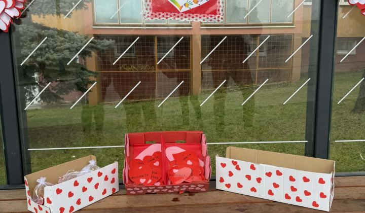 22. fotografia fotogalérie Aktuality / Sídlisko Furča premenilo zastávky MHD na „zamilované“ - foto