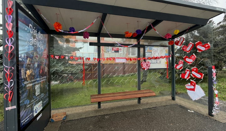 24. fotografia fotogalérie Aktuality / Sídlisko Furča premenilo zastávky MHD na „zamilované“ - foto