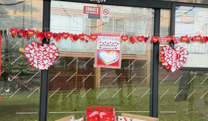 26. fotografia fotogalérie Aktuality / Sídlisko Furča premenilo zastávky MHD na „zamilované“ - foto