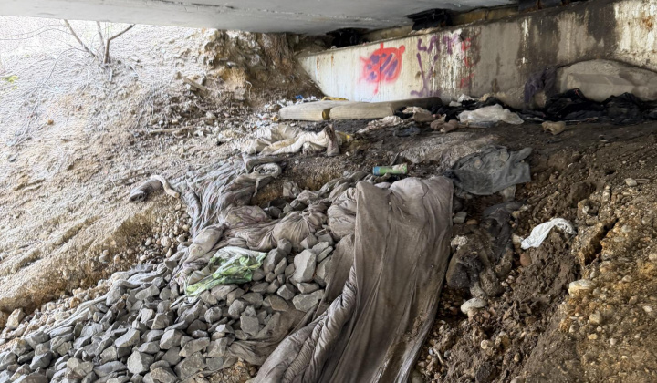 1. fotografia fotogalérie Aktuality / Jarné upratovanie na Furči. Spoločne sme vyzbierali desiatky vriec odpadu - foto