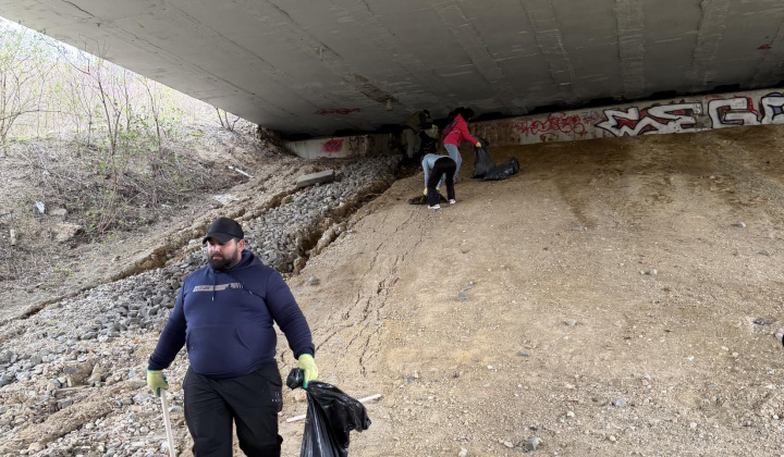 2. fotografia fotogalérie Aktuality / Jarné upratovanie na Furči. Spoločne sme vyzbierali desiatky vriec odpadu - foto
