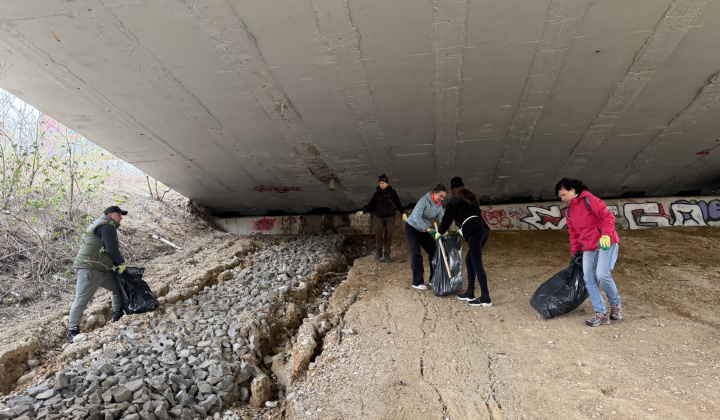 3. fotografia fotogalérie Aktuality / Jarné upratovanie na Furči. Spoločne sme vyzbierali desiatky vriec odpadu - foto