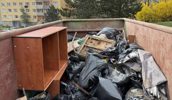 4. fotografia fotogalérie Aktuality / Jarné upratovanie na Furči. Spoločne sme vyzbierali desiatky vriec odpadu - foto