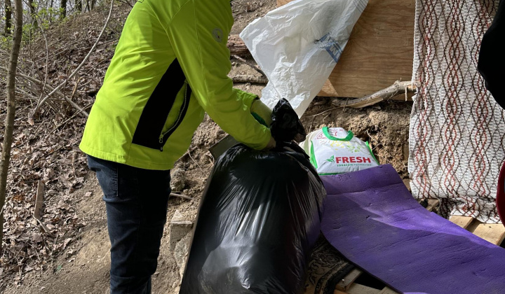 11. fotografia fotogalérie Aktuality / Jarné upratovanie na Furči. Spoločne sme vyzbierali desiatky vriec odpadu - foto