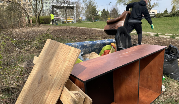 14. fotografia fotogalérie Aktuality / Jarné upratovanie na Furči. Spoločne sme vyzbierali desiatky vriec odpadu - foto