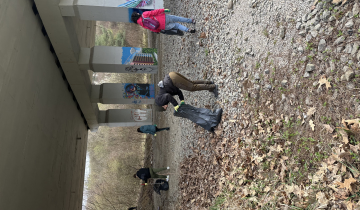 16. fotografia fotogalérie Aktuality / Jarné upratovanie na Furči. Spoločne sme vyzbierali desiatky vriec odpadu - foto