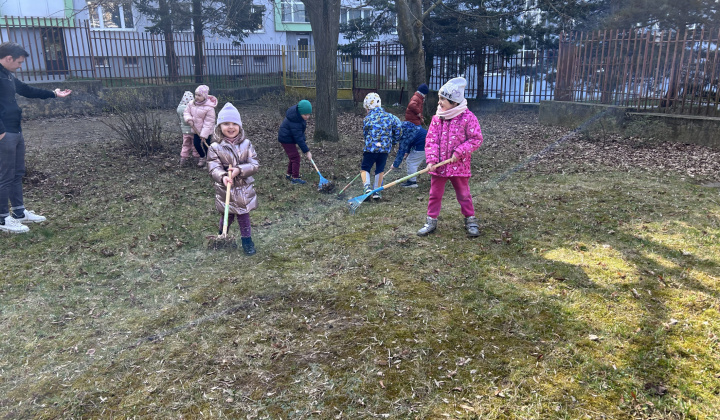 4. fotografia fotogalérie Aktuality / Do jarného upratovania sa zapojili furčianske škôlky, školy aj stredné školy - foto
