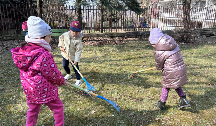 5. fotografia fotogalérie Aktuality / Do jarného upratovania sa zapojili furčianske škôlky, školy aj stredné školy - foto