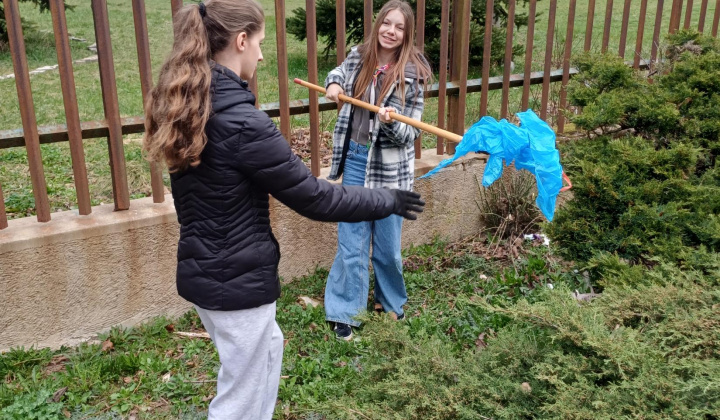 2. fotografia fotogalérie Aktuality / Do jarného upratovania sa zapojili furčianske škôlky, školy aj stredné školy - foto