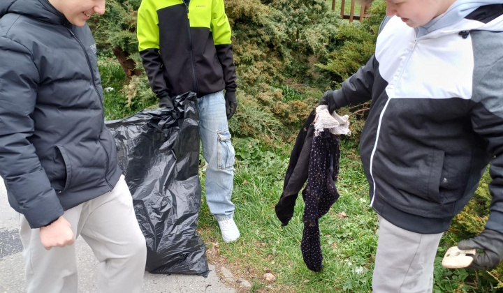 1. fotografia fotogalérie Aktuality / Do jarného upratovania sa zapojili furčianske škôlky, školy aj stredné školy - foto