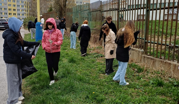 16. fotografia fotogalérie Aktuality / Do jarného upratovania sa zapojili furčianske škôlky, školy aj stredné školy - foto