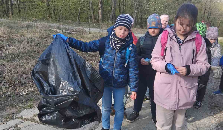 17. fotografia fotogalérie Aktuality / Do jarného upratovania sa zapojili furčianske škôlky, školy aj stredné školy - foto