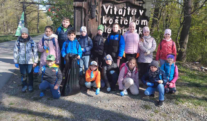 20. fotografia fotogalérie Aktuality / Do jarného upratovania sa zapojili furčianske škôlky, školy aj stredné školy - foto