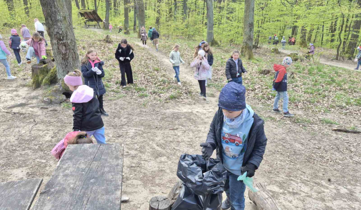 24. fotografia fotogalérie Aktuality / Do jarného upratovania sa zapojili furčianske škôlky, školy aj stredné školy - foto