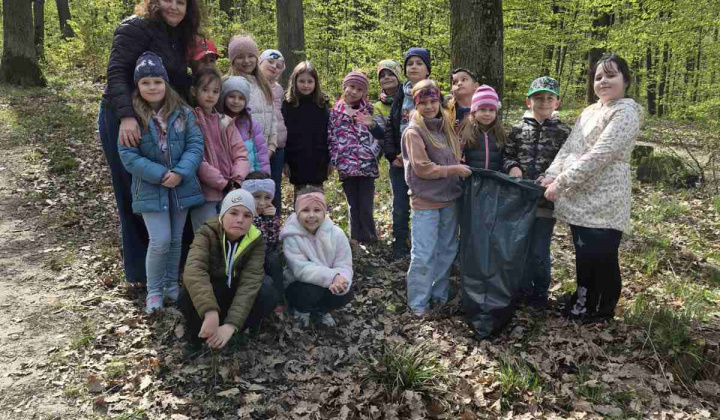 25. fotografia fotogalérie Aktuality / Do jarného upratovania sa zapojili furčianske škôlky, školy aj stredné školy - foto