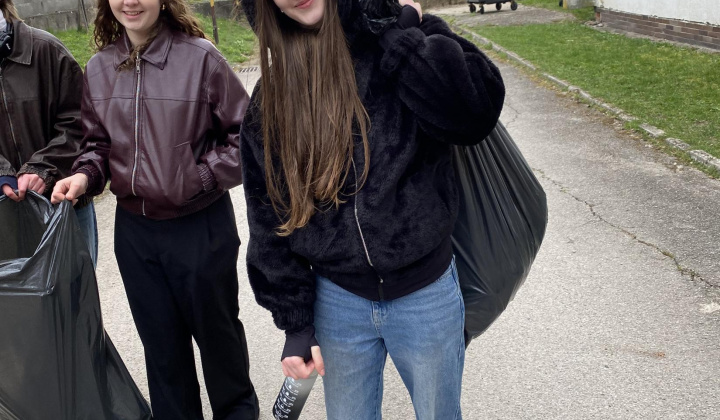 26. fotografia fotogalérie Aktuality / Do jarného upratovania sa zapojili furčianske škôlky, školy aj stredné školy - foto