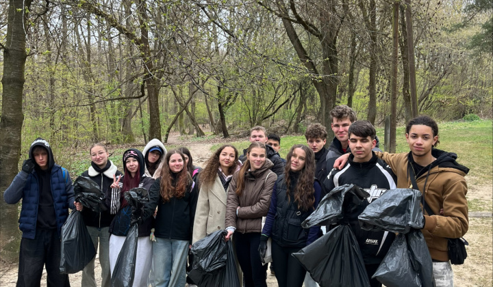 30. fotografia fotogalérie Aktuality / Do jarného upratovania sa zapojili furčianske škôlky, školy aj stredné školy - foto
