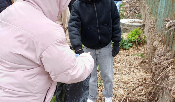 35. fotografia fotogalérie Aktuality / Do jarného upratovania sa zapojili furčianske škôlky, školy aj stredné školy - foto
