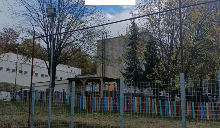 3. fotografia fotogalérie Aktuality / Multifunkčné ihrisko na Furči dostáva nové vybavenie - foto
