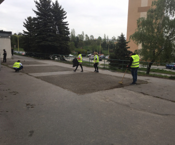 Aktuality / Zamestnanci miestneho úradu a firmy Labaš upratovali na Furči - foto Aktuality / Zamestnanci miestneho úradu a firmy Labaš upratovali na Furči - foto