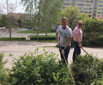 Aktuality / Zamestnanci miestneho úradu a firmy Labaš upratovali na Furči - foto