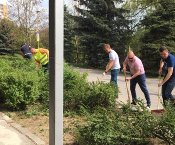 Aktuality / Zamestnanci miestneho úradu a firmy Labaš upratovali na Furči - foto