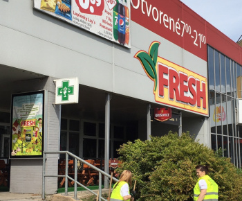 Aktuality / Zamestnanci miestneho úradu a firmy Labaš upratovali na Furči - foto