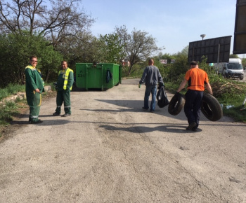 Aktuality / Aktivační pracovníci upratali lokalitu na Sečovskej ceste - foto