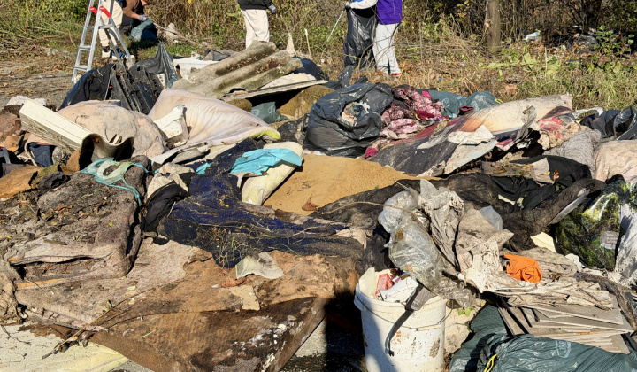 Fotka - Jesenná brigáda: Upratali sme obhliadkové miesto Adlerova