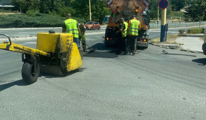 Fotka - Začína sa s odstraňovaním výtlkov teplou zmesou