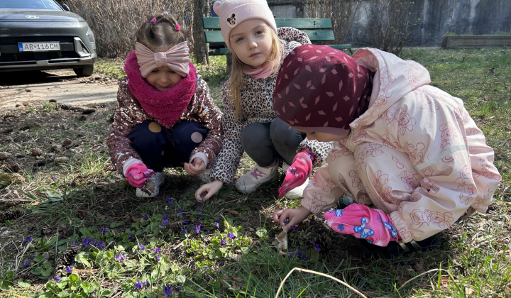 Fotka - Do jarného upratovania sa zapojili furčianske škôlky, školy aj stredné školy